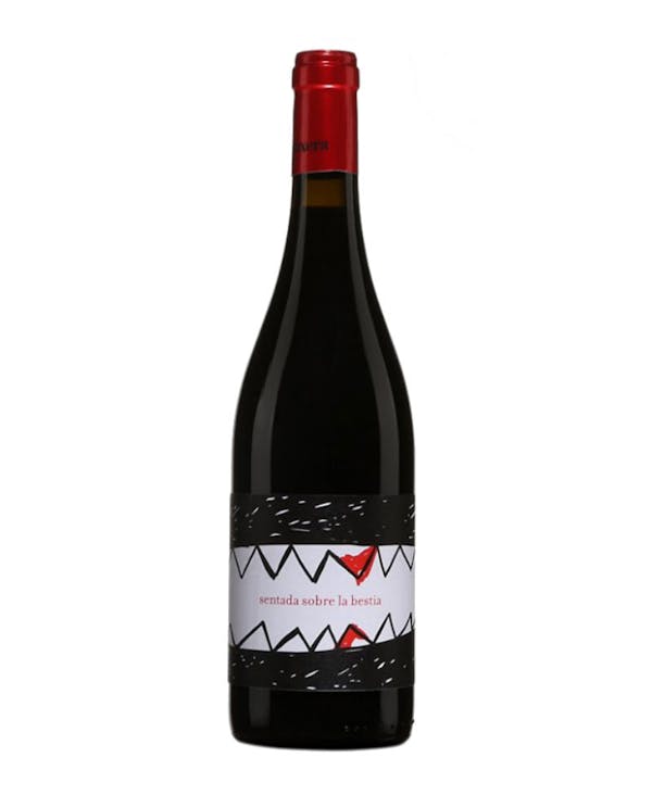 SENTADA SOBRE LA BESTIA